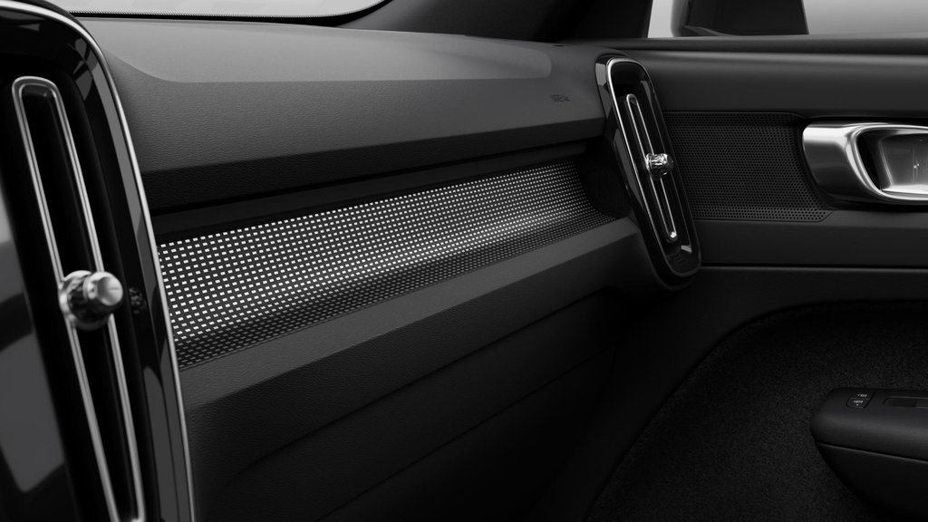 Volvo XC40 Plus Dark Theme 2025-6