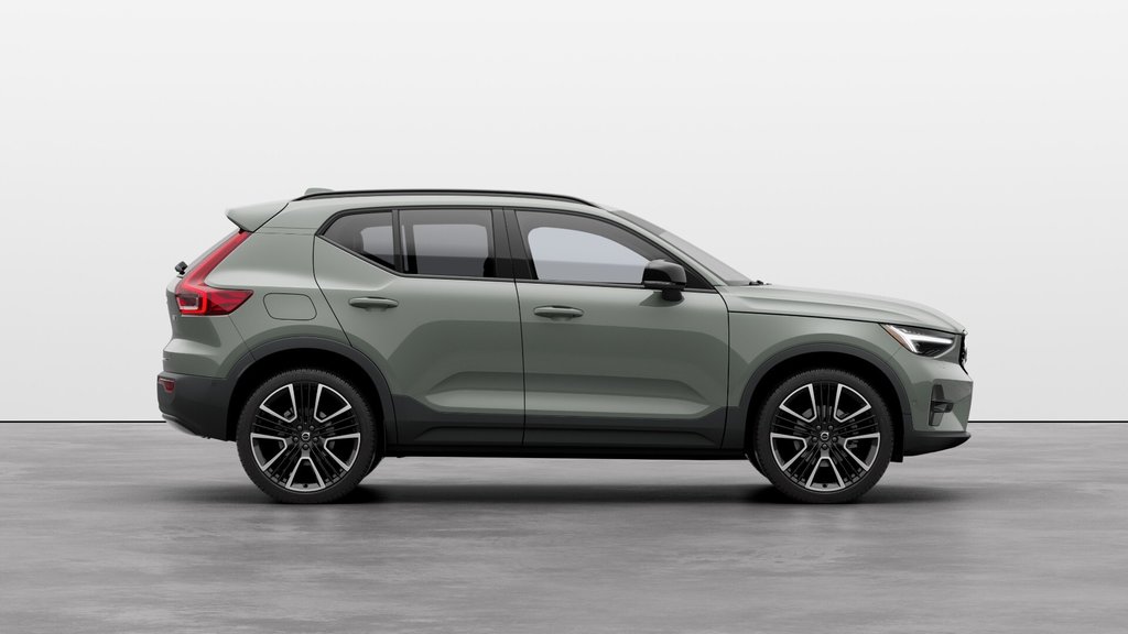 2025 Volvo XC40 Plus Dark Theme in Laval, Quebec - 5 - w1024h768px