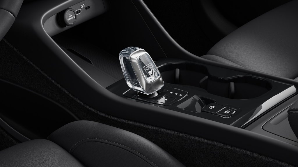 2025 Volvo XC40 Plus Dark Theme in Laval, Quebec - 9 - w1024h768px