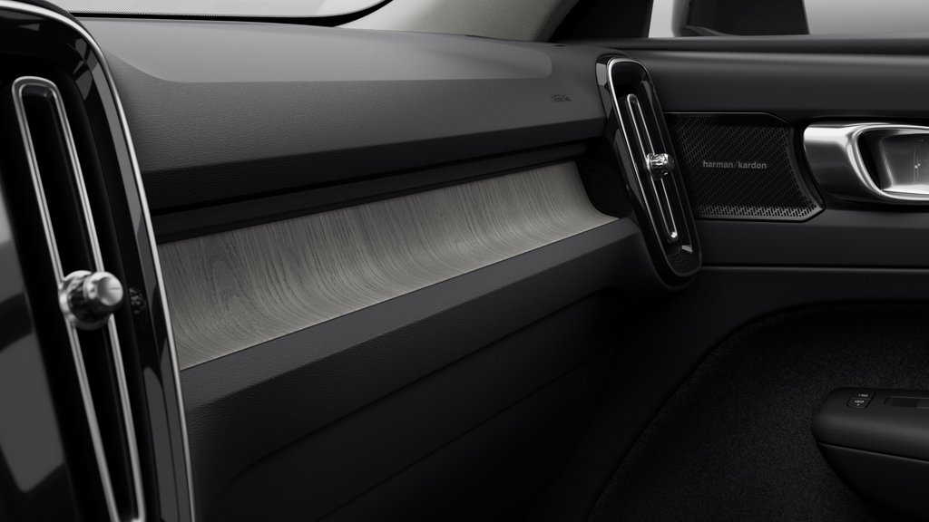 2025 Volvo XC40 Plus Dark Theme in Laval, Quebec - 7 - w1024h768px
