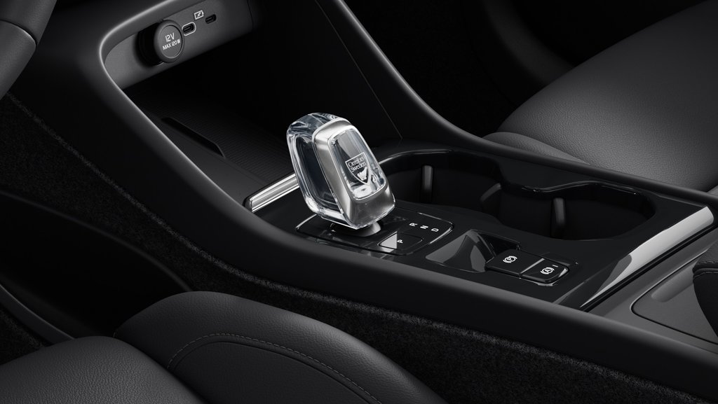 2025 Volvo XC40 Plus Dark Theme in Laval, Quebec - 9 - w1024h768px
