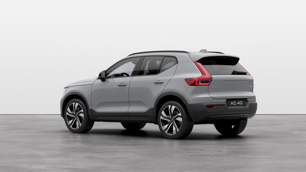 Volvo XC40 Plus Dark Theme 2025 à Laval, Québec - 2 - w1024h768px