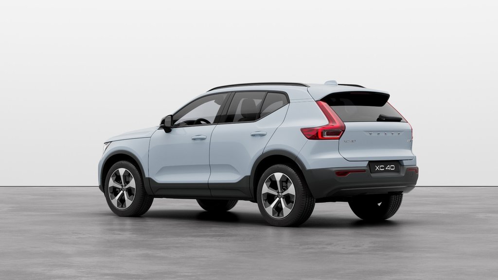 2025 Volvo XC40 Plus Dark Theme in Laval, Quebec - 2 - w1024h768px