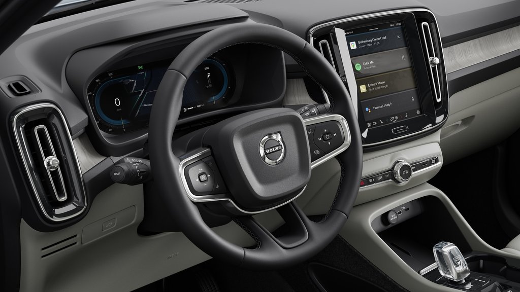 2025 Volvo XC40 Plus Dark Theme in Laval, Quebec - 12 - w1024h768px