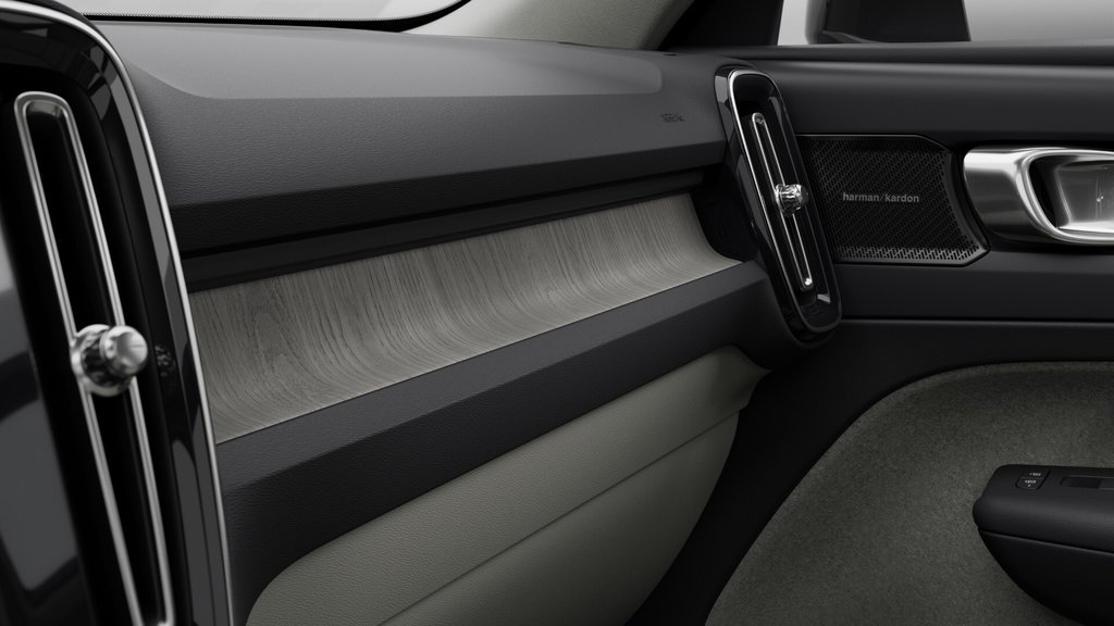 2025 Volvo XC40 Plus Dark Theme in Laval, Quebec - 7 - w1024h768px