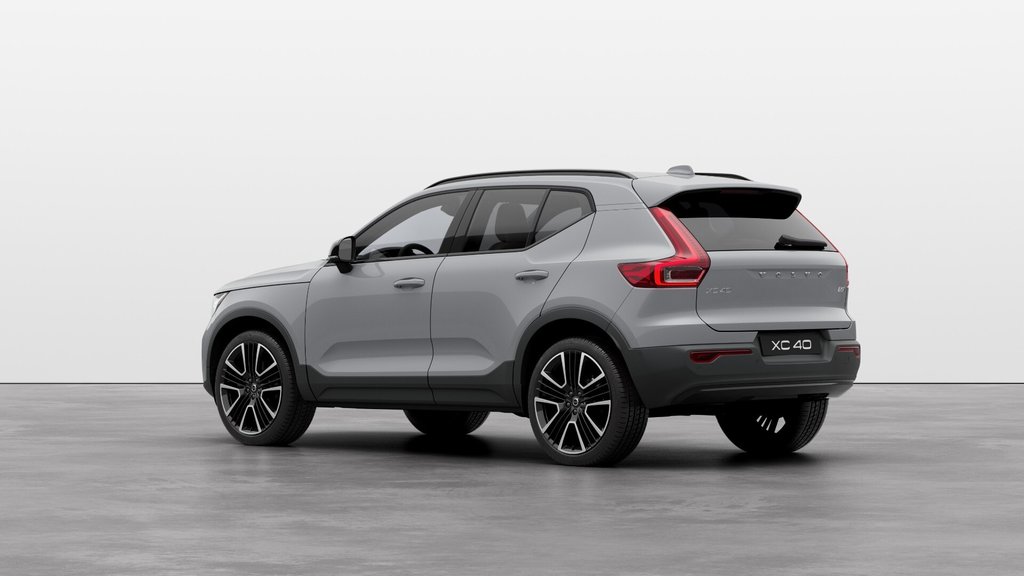 2025 Volvo XC40 Plus Dark Theme in Laval, Quebec - 2 - w1024h768px