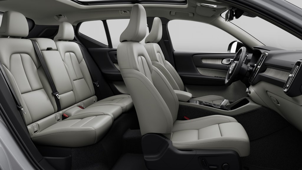 2025 Volvo XC40 Plus Dark Theme in Laval, Quebec - 11 - w1024h768px