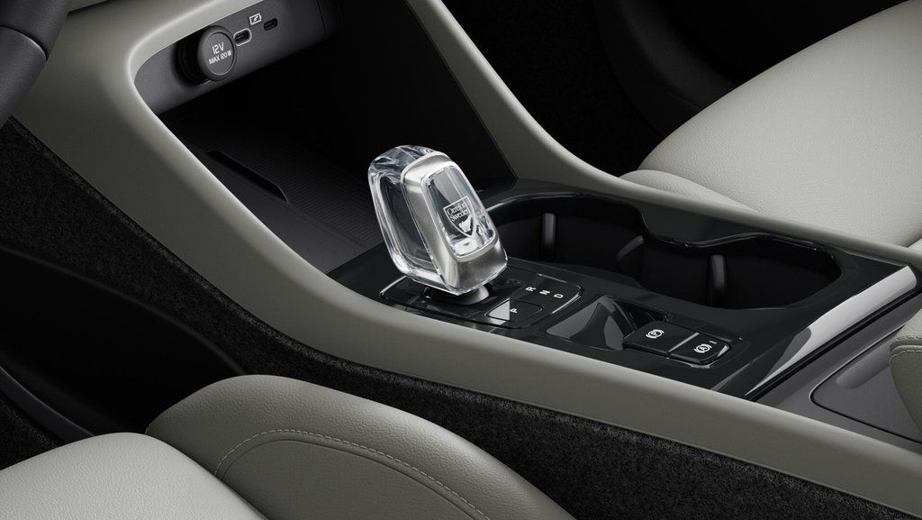 2025 Volvo XC40 Plus Dark Theme in Laval, Quebec - 9 - w1024h768px