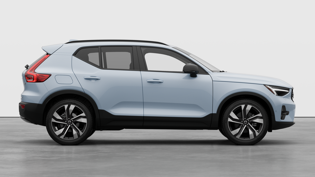 2026 Volvo XC40 Plus (Dark Theme) in Laval, Quebec - 7 - w1024h768px
