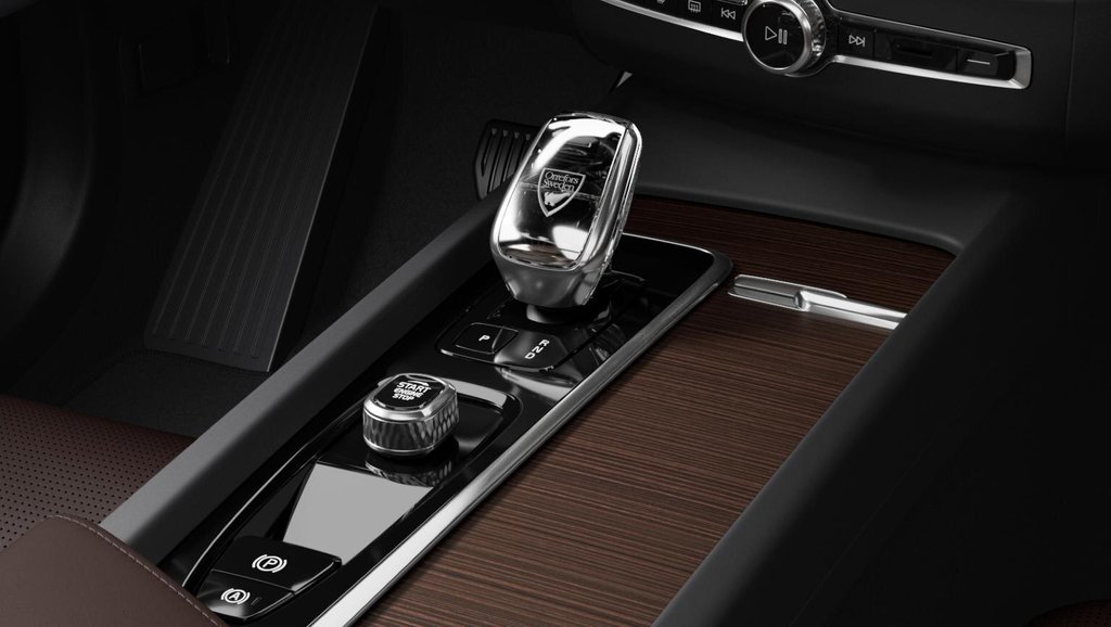 2025 Volvo XC60 Plug-In Hybrid Ultra Dark Theme in Brossard, Quebec - 9 - w1024h768px