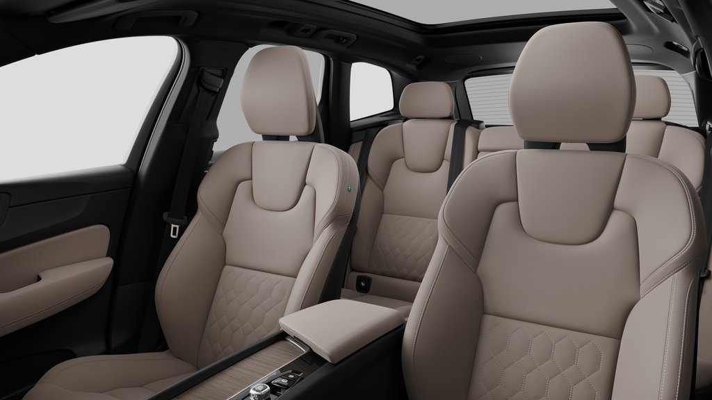 2027 Volvo XC60 Plus (Dark Theme) in Laval, Quebec - 12 - w1024h768px