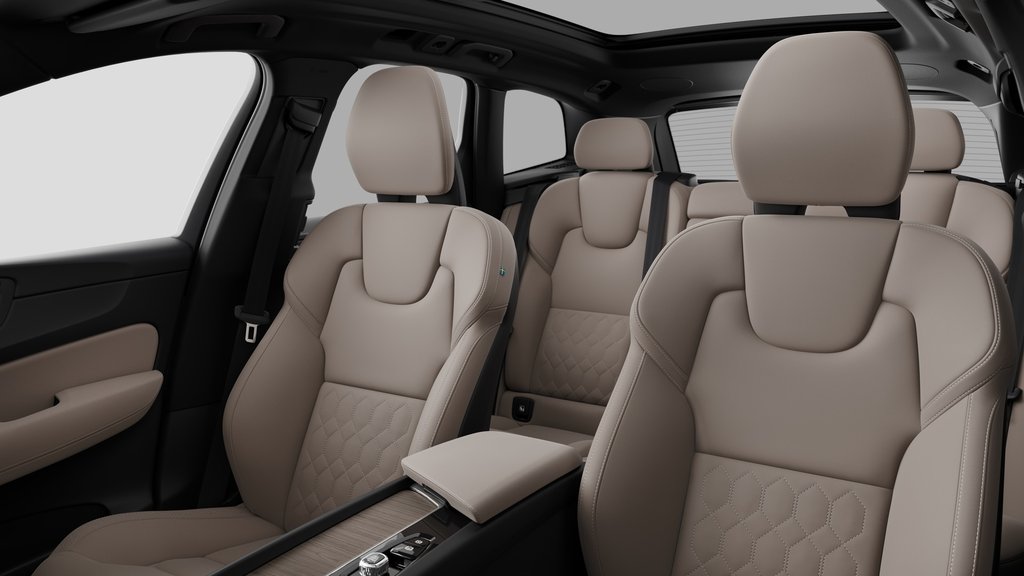 2027 Volvo XC60 Plus (Dark Theme) in Laval, Quebec - 12 - w1024h768px