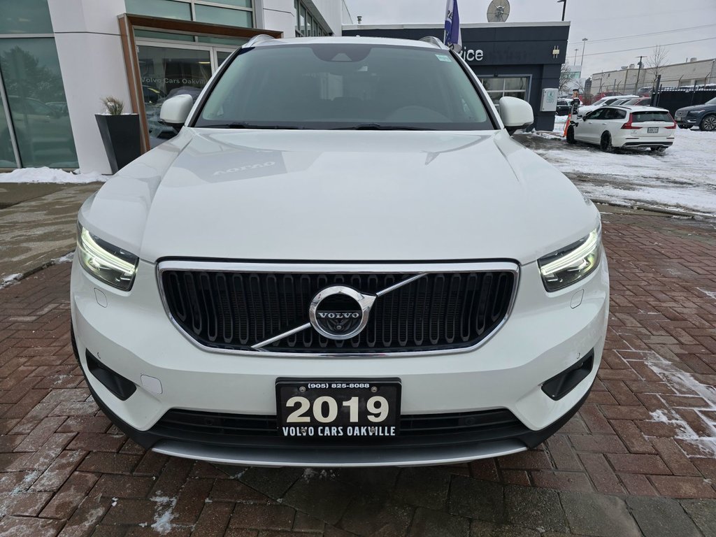 2019 Volvo XC40 MOMENTUM-2