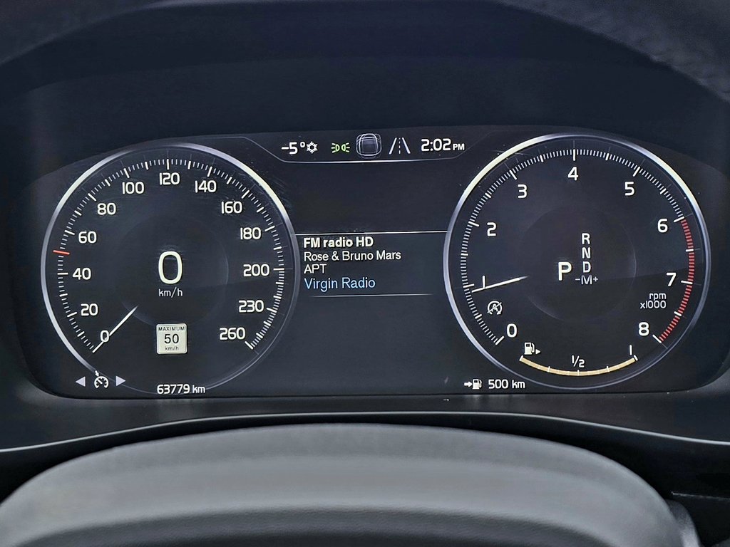 2020 Volvo XC40 MOMENTUM-1