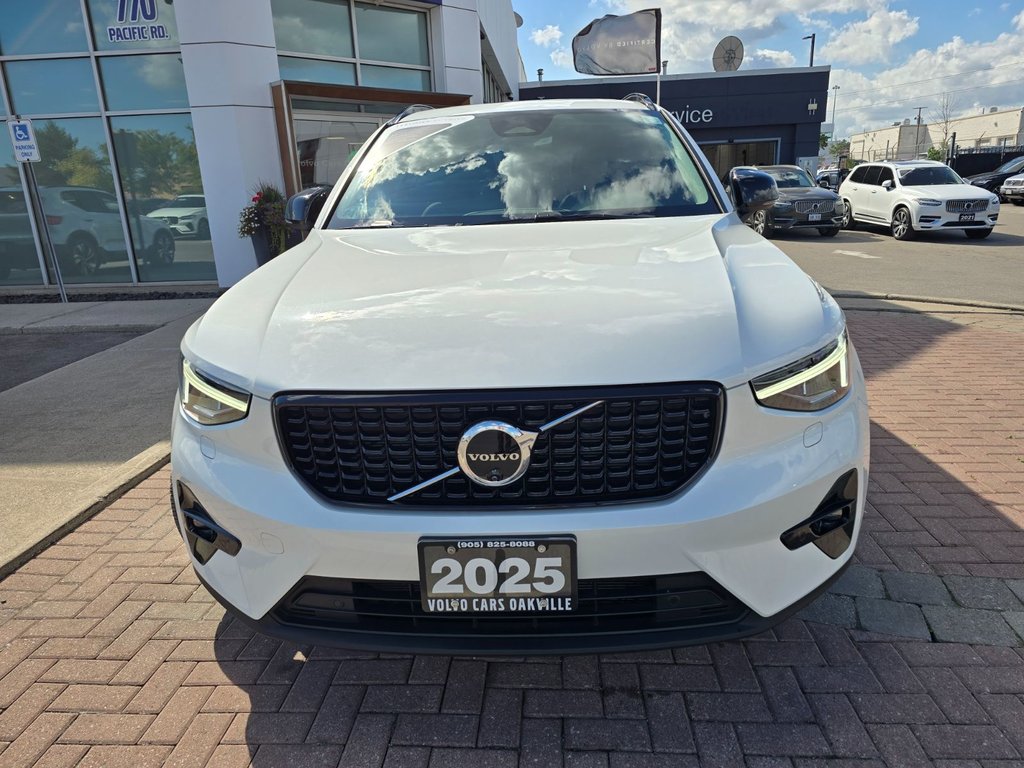 2025 Volvo XC40 PLUS DARK THEME-3