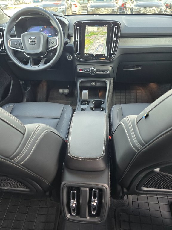 2025 Volvo XC40 CORE BRIGHT THEME-4