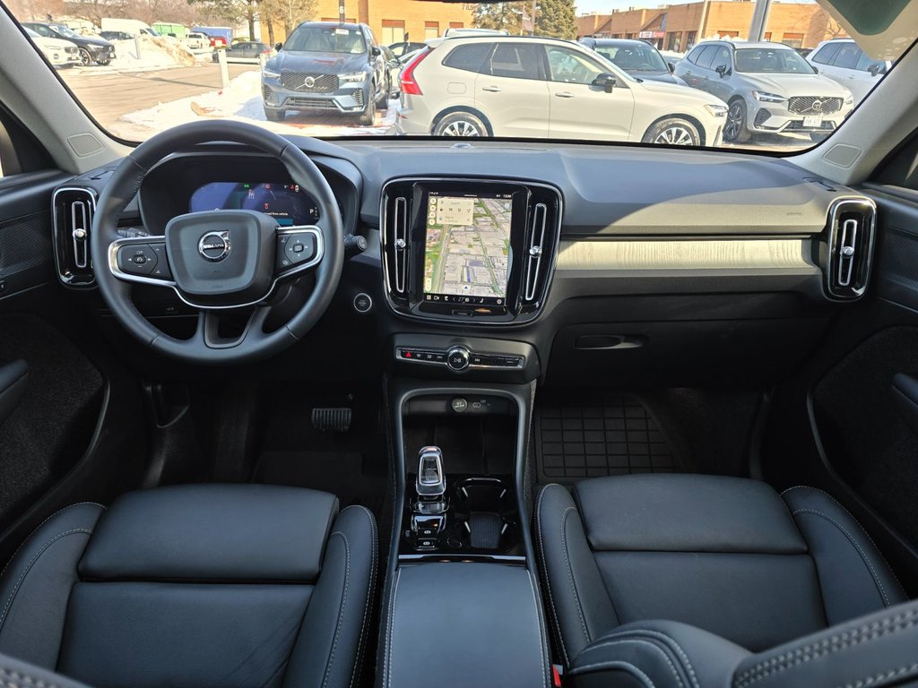 2025 Volvo XC40 PLUS DARK THEME-4