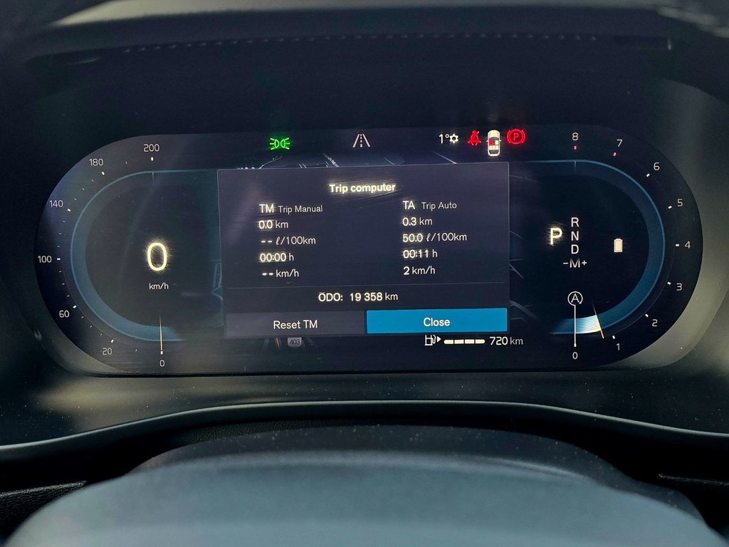 2025 Volvo XC40 PLUS DARK THEME-1