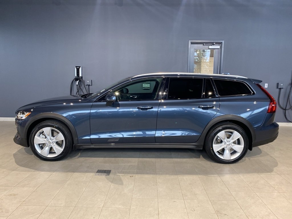 2025 Volvo V60 Cross Country B5 AWD Core-1