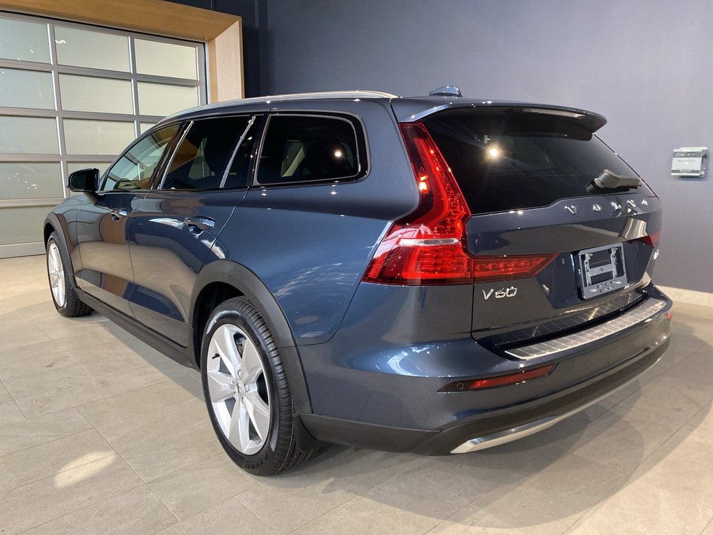 2025 Volvo V60 Cross Country B5 AWD Core-2