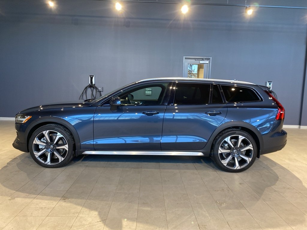 2025 Volvo V60 Cross Country B5 AWD Ultra-1
