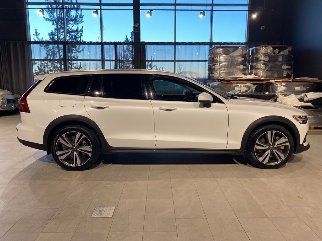 2025 Volvo V60 Cross Country B5 AWD Plus-5