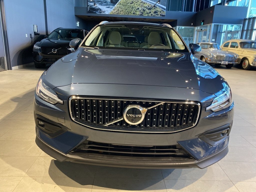 2025 Volvo V60 Cross Country B5 AWD Plus-7