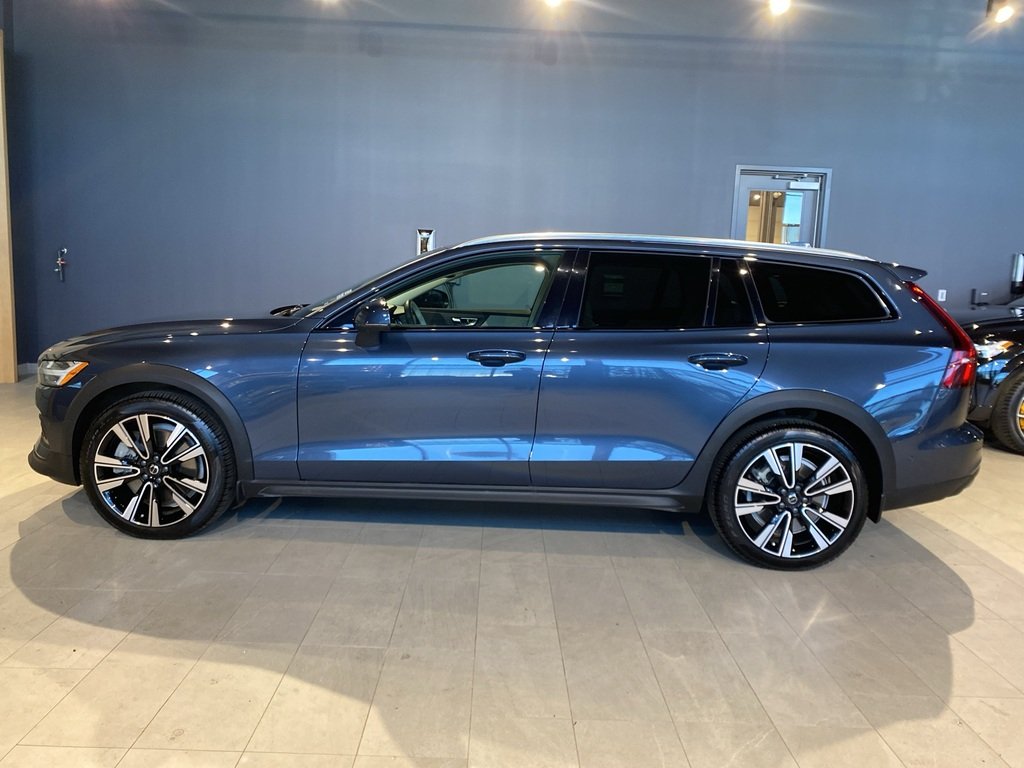 2025 Volvo V60 Cross Country B5 AWD Plus-1