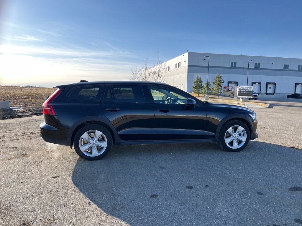 2025 Volvo V60 Cross Country B5 AWD Core-3