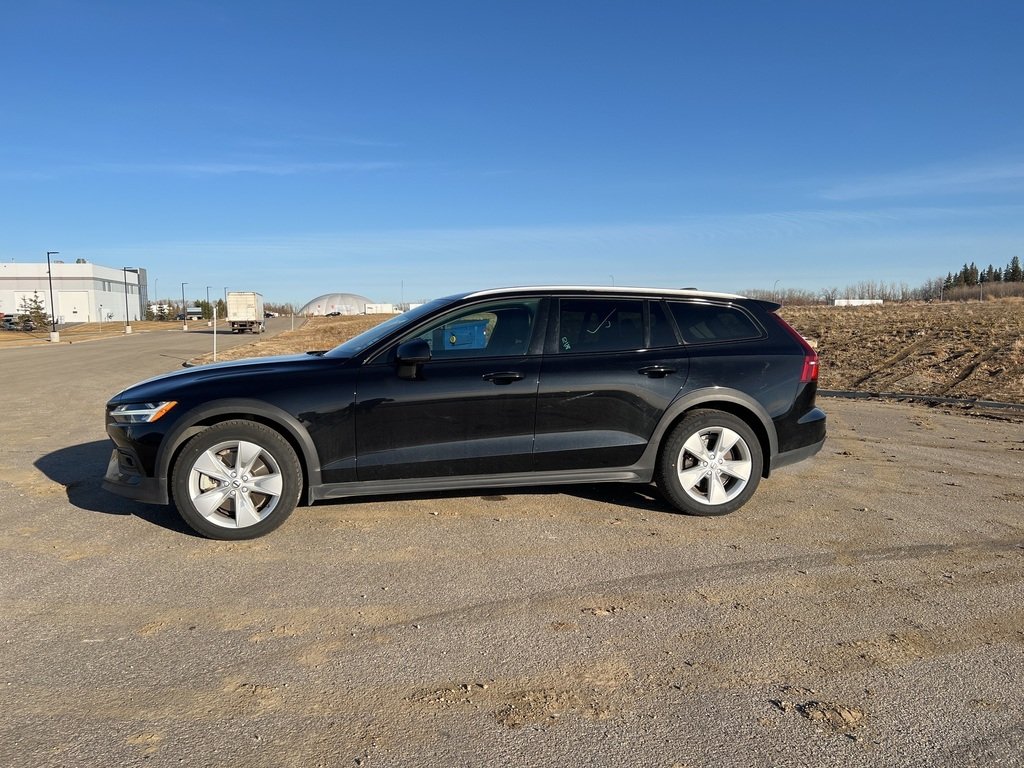 2025 Volvo V60 Cross Country B5 AWD Core-1