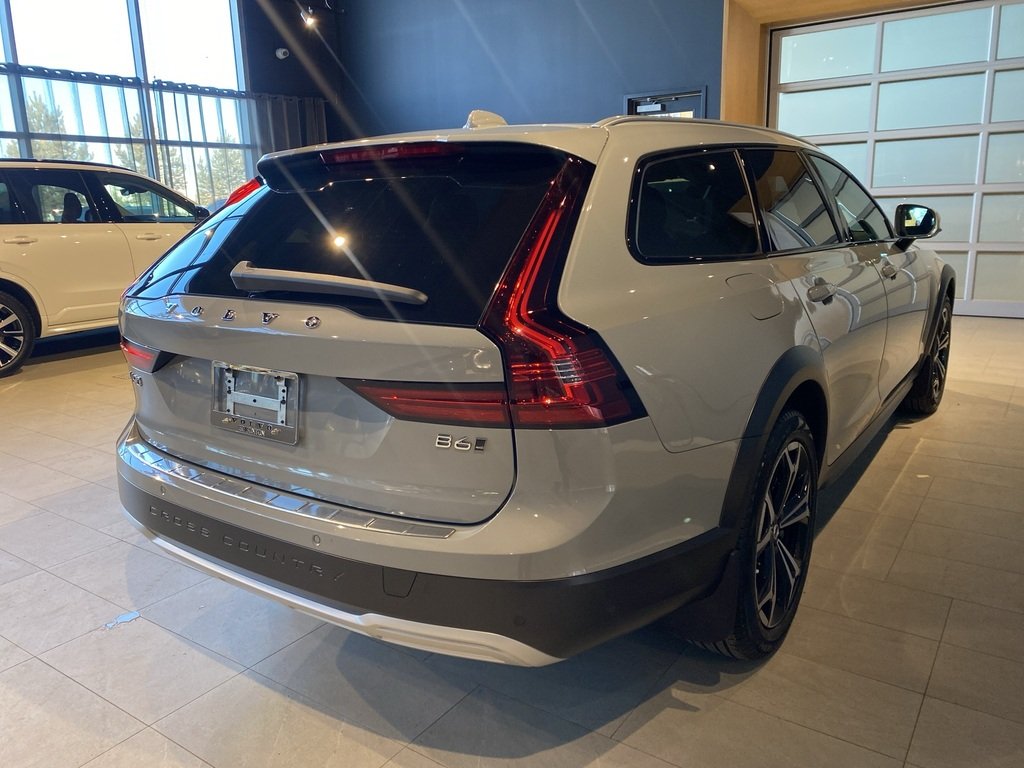 2025 Volvo V90 Cross Country B6 AWD Plus-4