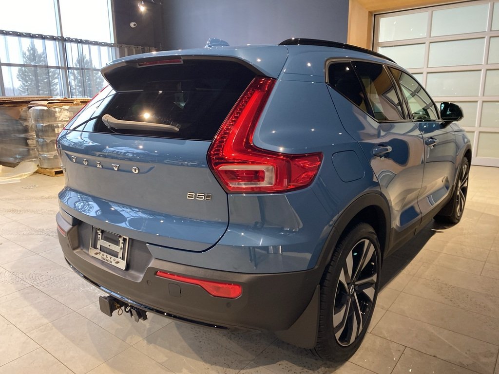 2023 Volvo XC40 B5 AWD Ultimate - Dark-4