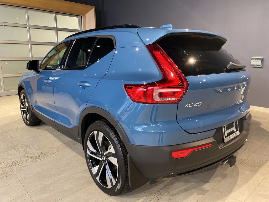 2023 Volvo XC40 B5 AWD Ultimate - Dark-2