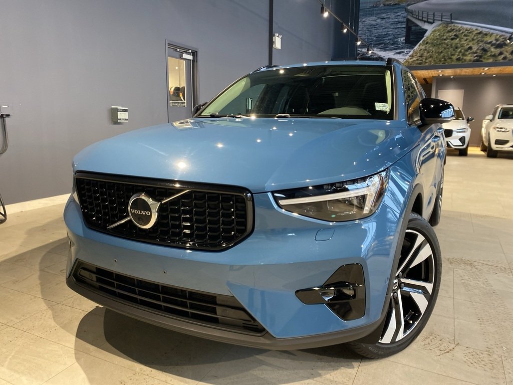 2023 Volvo XC40 B5 AWD Ultimate - Dark-0