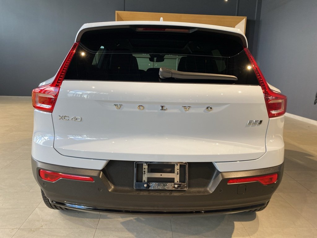 2025 Volvo XC40 B5 AWD Ultra Dark Theme-3