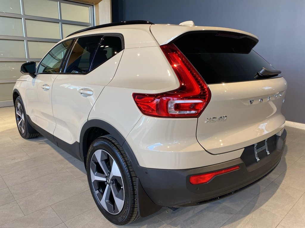 2025 Volvo XC40 B5 AWD Plus Dark Theme-2