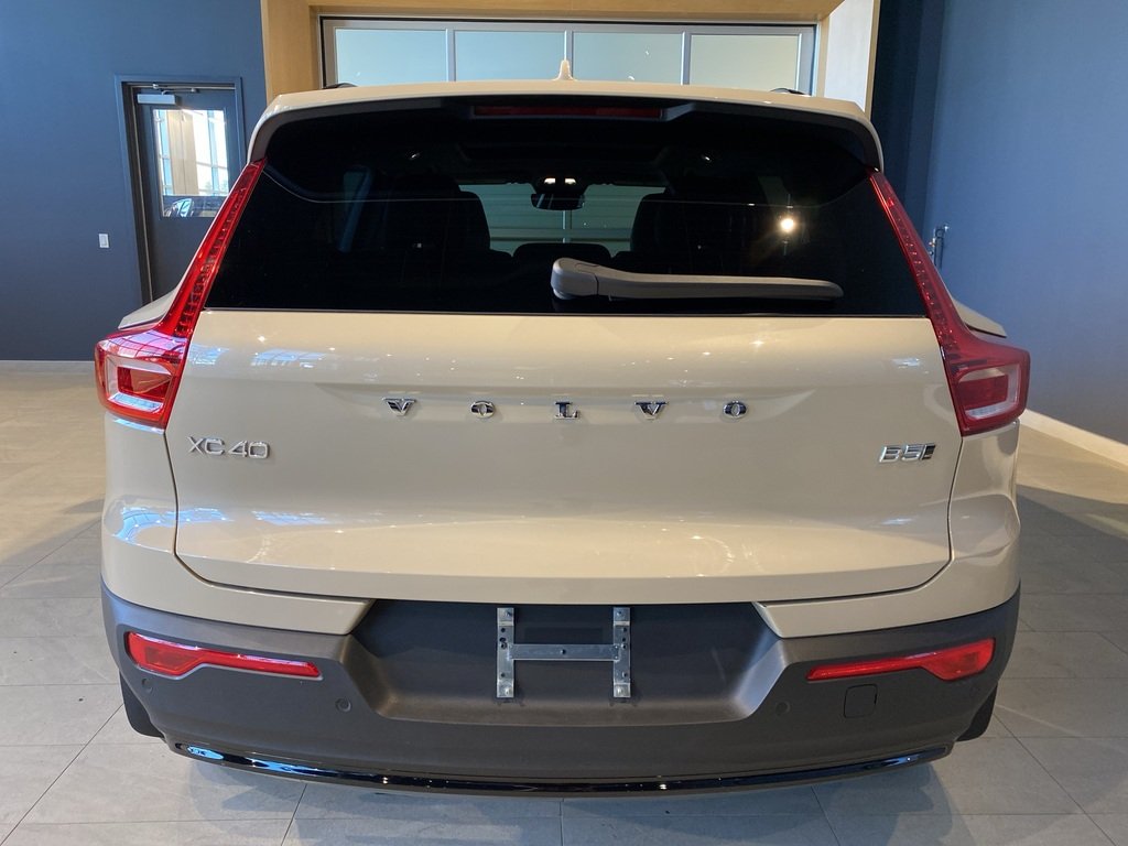 2025 Volvo XC40 B5 AWD Plus Dark Theme-3