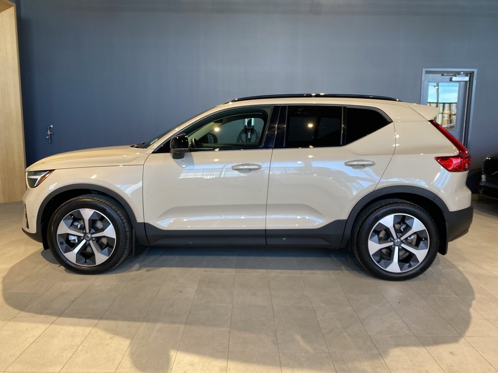 2025 Volvo XC40 B5 AWD Plus Dark Theme-1