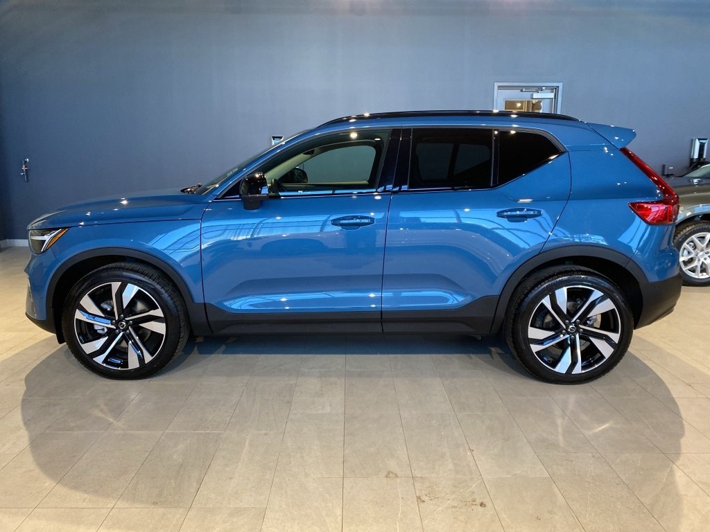 2025 Volvo XC40 B5 AWD Plus Dark Theme-1