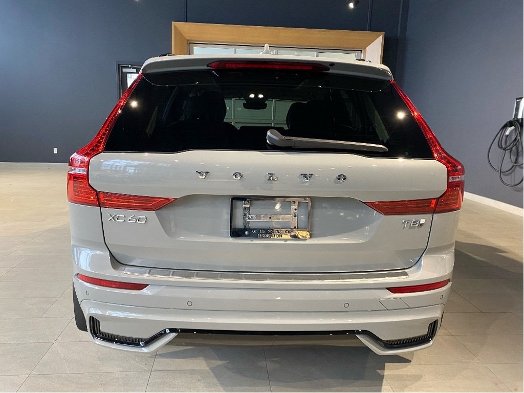2025 Volvo XC60 Plug-In Hybrid T8 AWD Ultra Dark Theme-3