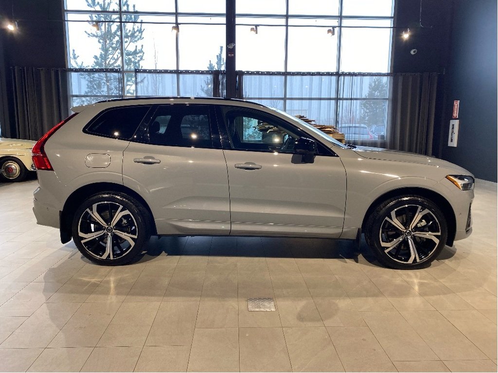 2025 Volvo XC60 Plug-In Hybrid T8 AWD Ultra Dark Theme-4
