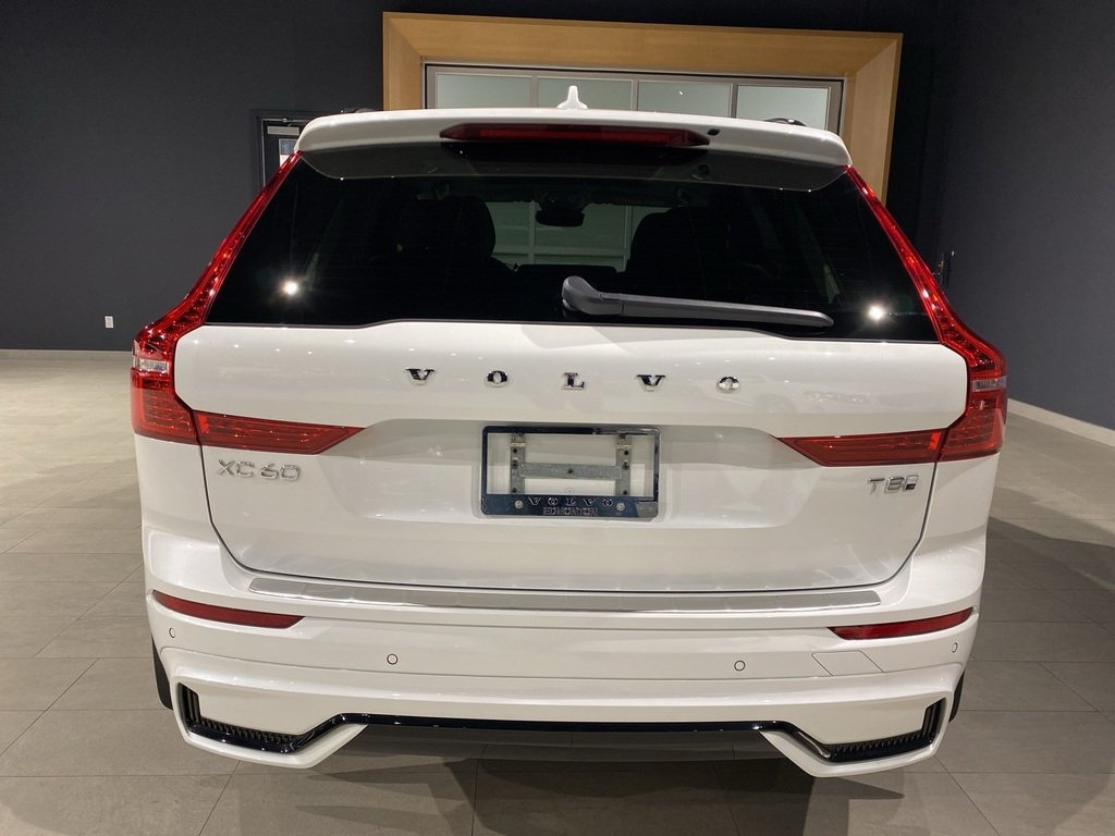 2025 Volvo XC60 Plug-In Hybrid T8 AWD Ultra Dark Theme-3