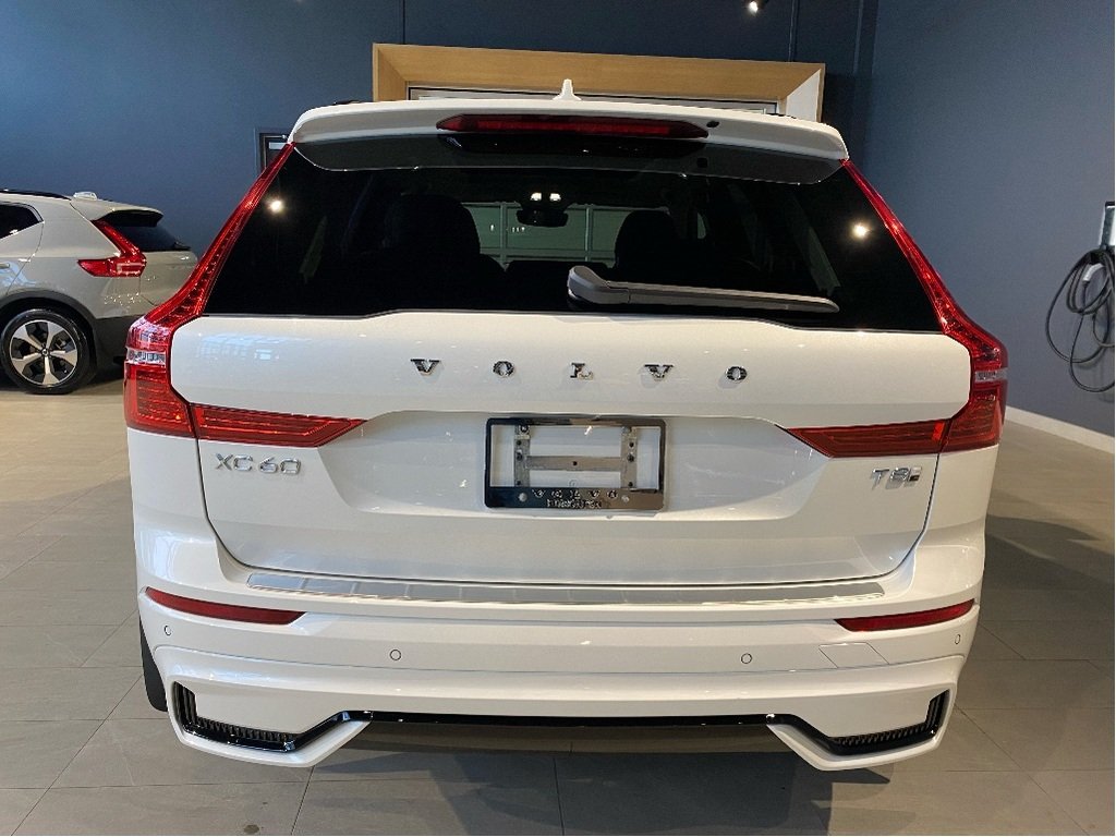 2025 Volvo XC60 Plug-In Hybrid T8 AWD Ultra Dark Theme-3