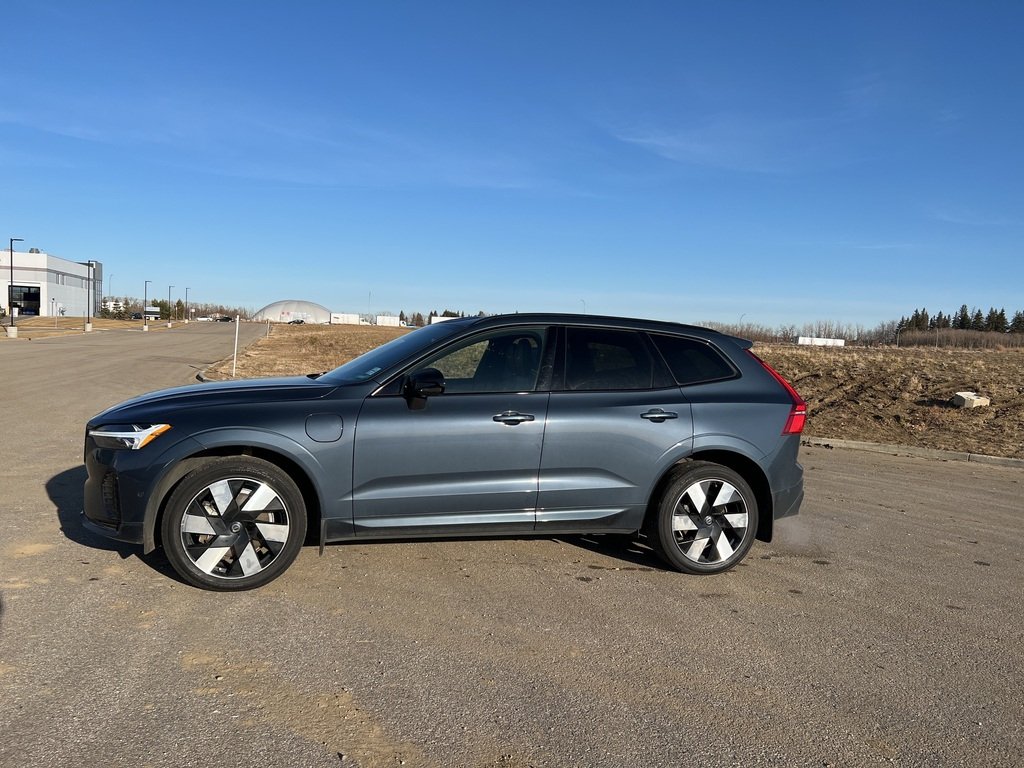 2024 Volvo XC60 Recharge T8 eAWD PHEV Ultimate Dark Theme-1