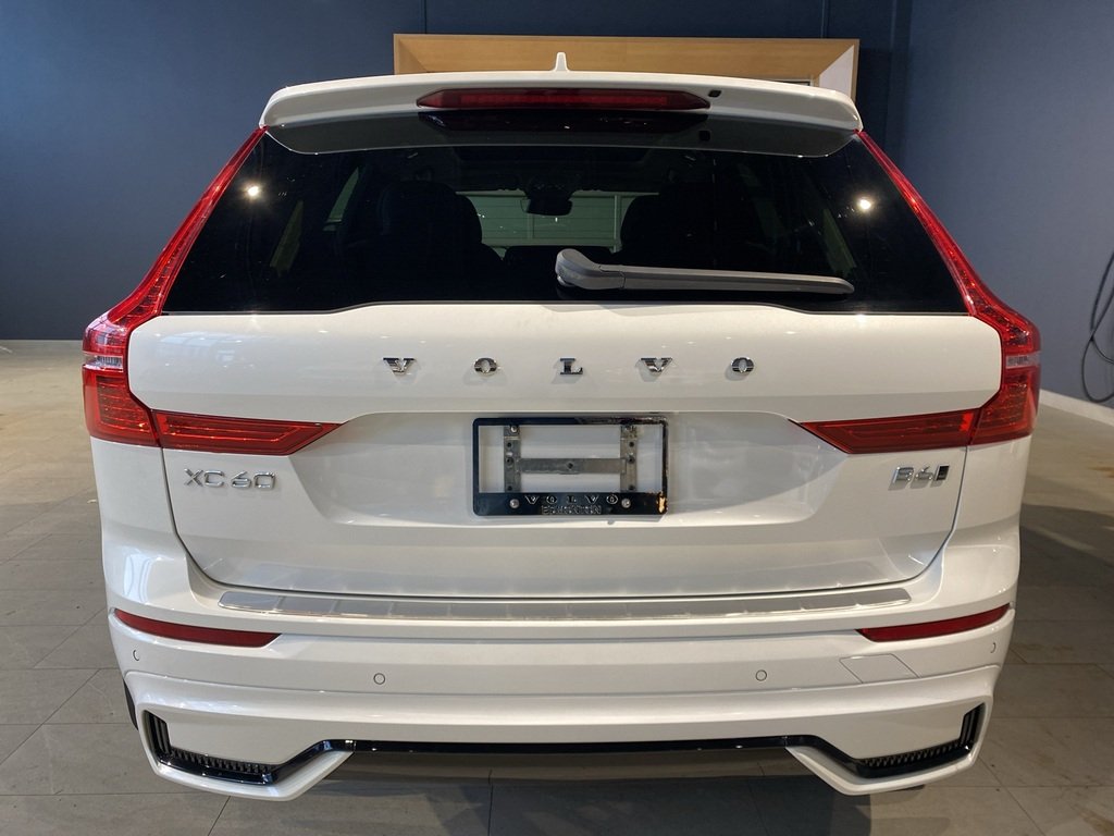 2023 Volvo XC60 B6 AWD Ultimate - Dark-3