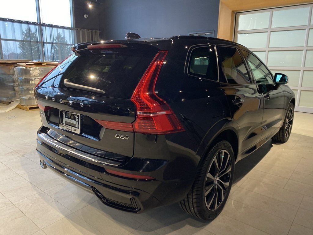 2024 Volvo XC60 B5 AWD Plus Dark Theme-4