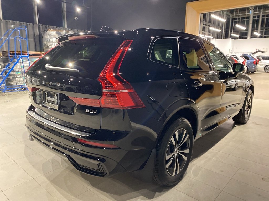 2025 Volvo XC60 B5 AWD Core Dark Theme-4