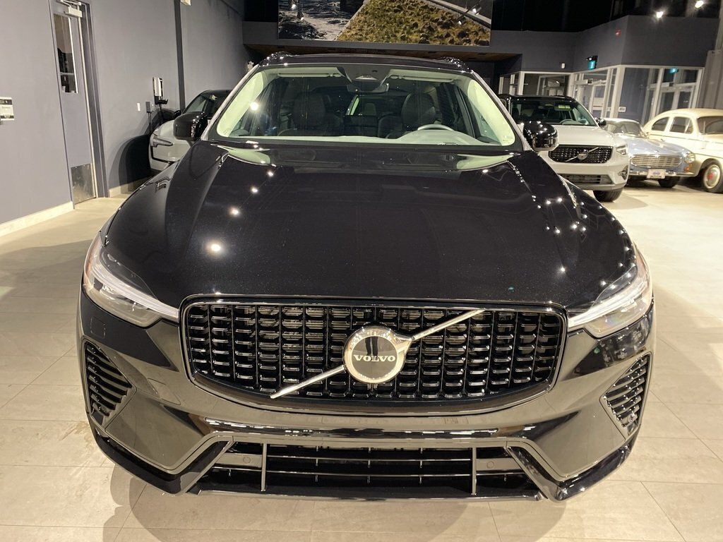 2025 Volvo XC60 B5 AWD Core Dark Theme-7