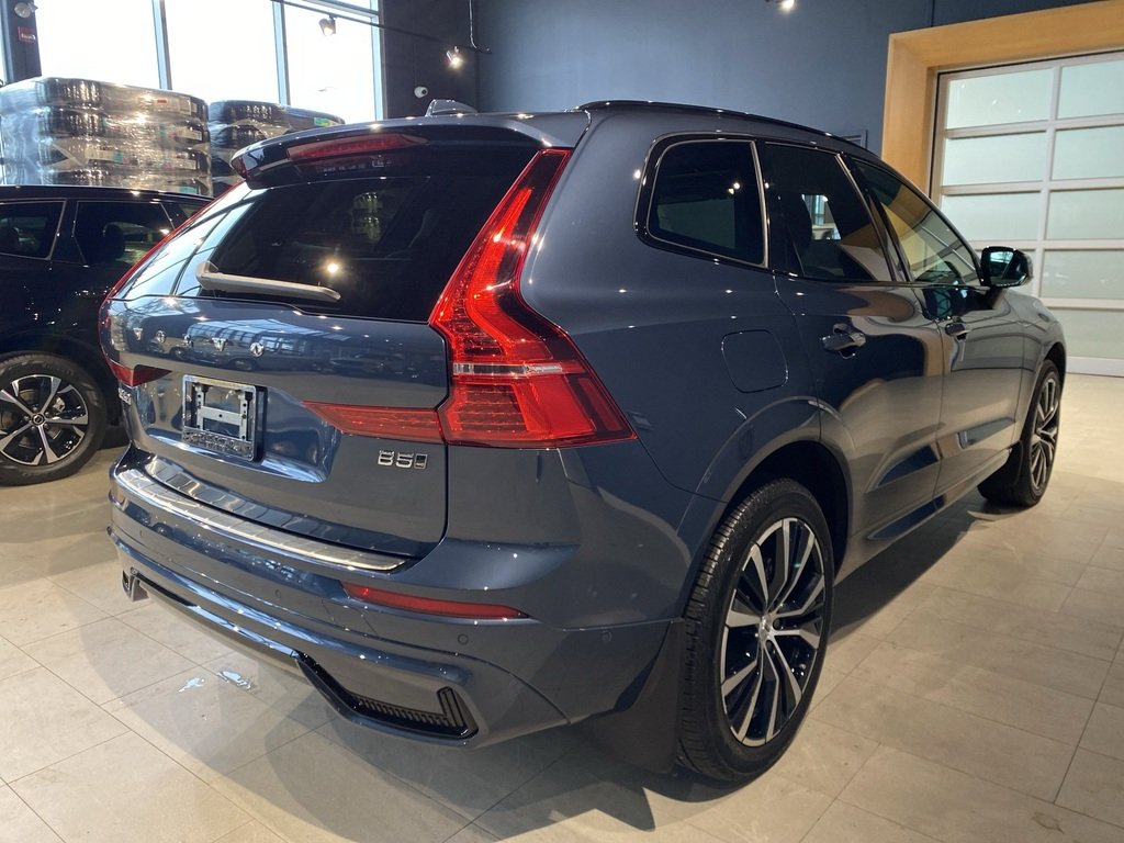 2025 Volvo XC60 B5 AWD Plus Dark Theme-4