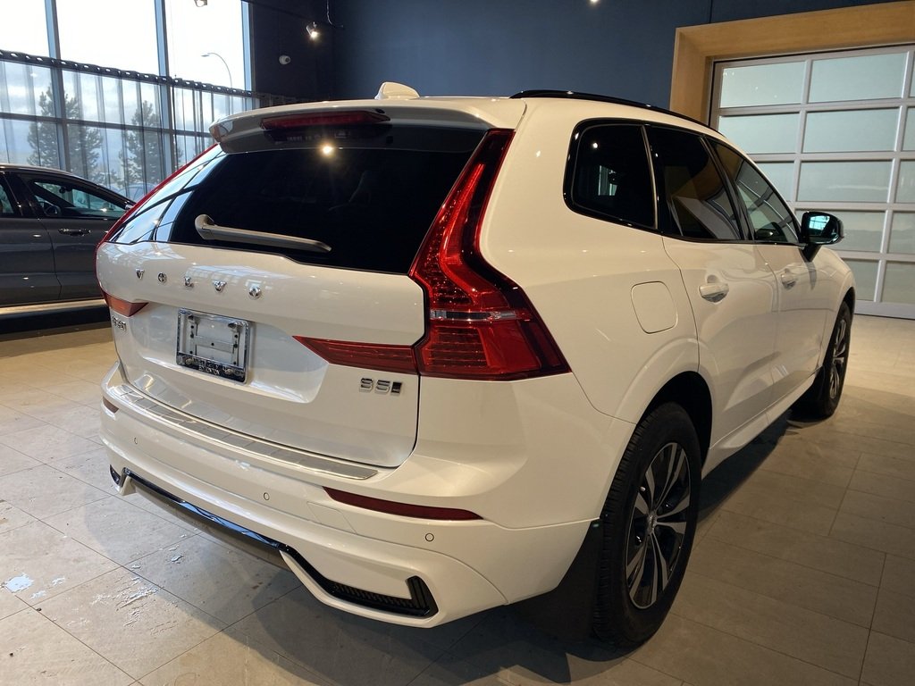 2025 Volvo XC60 B5 AWD Core Dark Theme-4